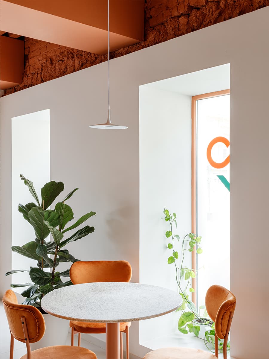 Любовь к природе и теплый оранжевый оттенок в интерьере кафе в Самаре – проект архитектурного бюро TYURIN+PARTNERS