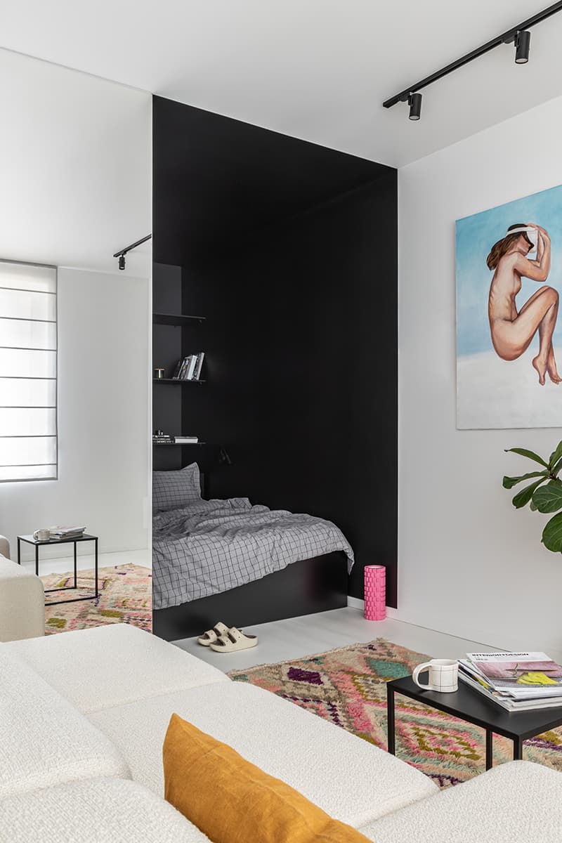 «Гибкие» акценты на фоне монохромной палитры в интерьере квартиры-студии — проект Дэйси Аушевой