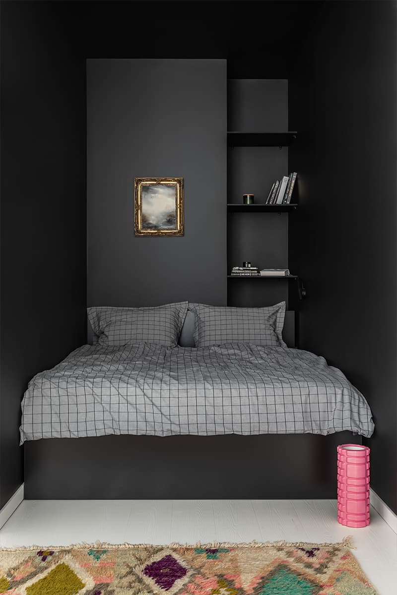 «Гибкие» акценты на фоне монохромной палитры в интерьере квартиры-студии — проект Дэйси Аушевой