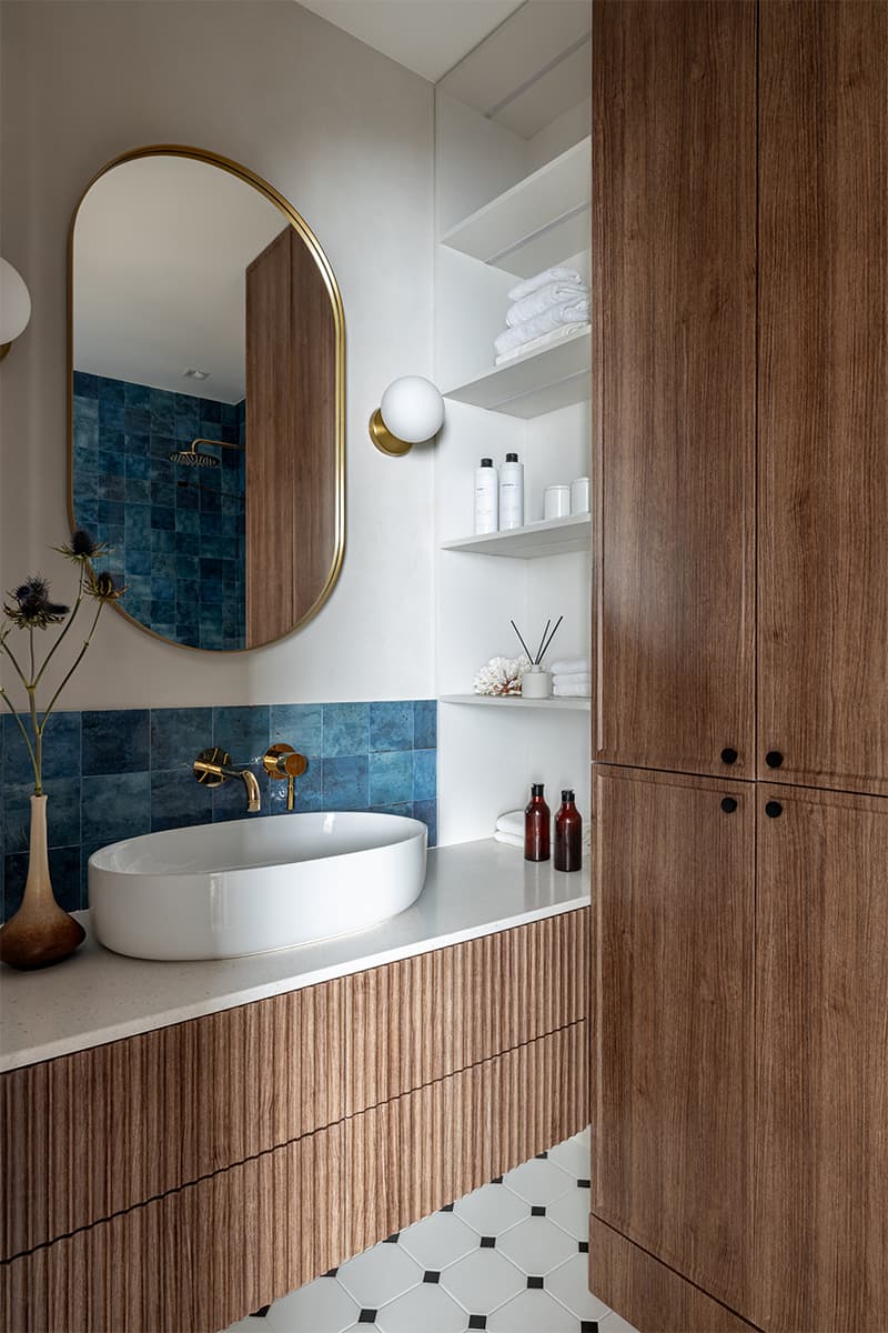 Красочная испанская плитка и морская палитра в интерьере апартаментов с видом на Москву-реку – проект студии SloyArch