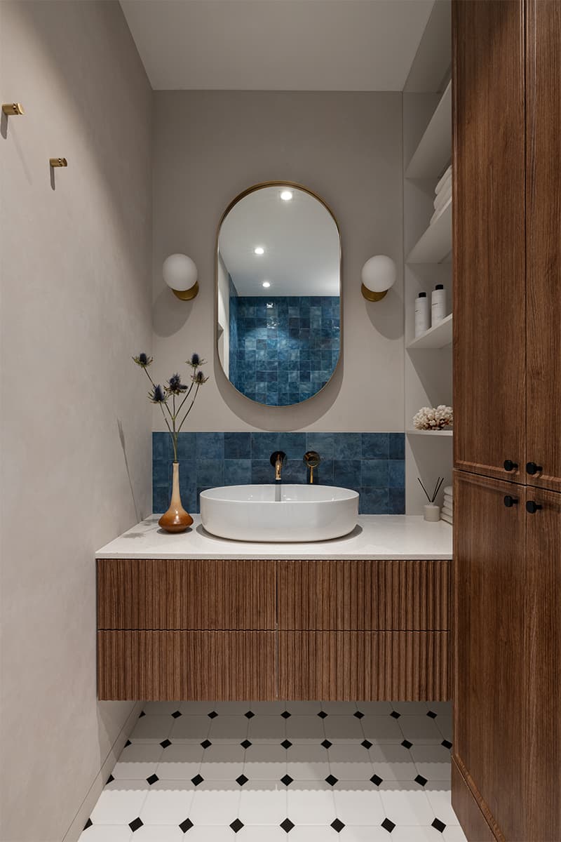 Красочная испанская плитка и морская палитра в интерьере апартаментов с видом на Москву-реку – проект студии SloyArch