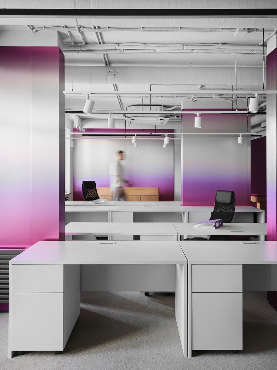 Офисная «коммуна» для девелопера: сталь, градиент и динамический свет – проект студии KIDZ