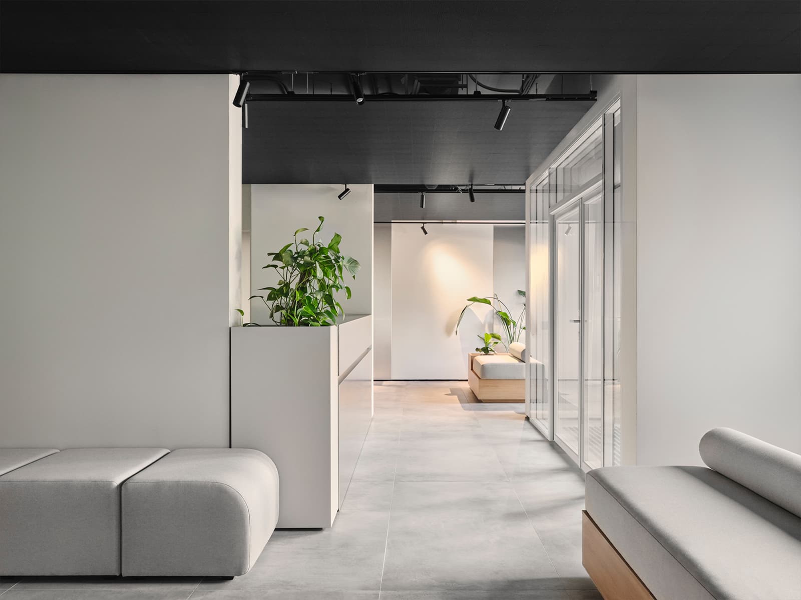 Офисная «коммуна» для девелопера: сталь, градиент и динамический свет – проект студии KIDZ