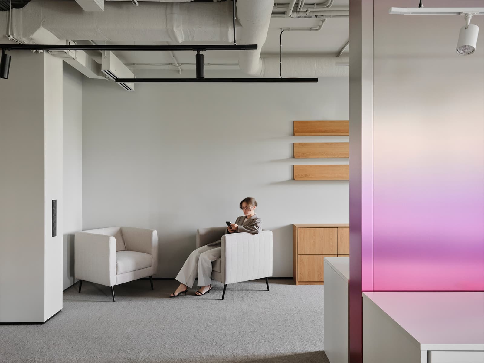 Офисная «коммуна» для девелопера: сталь, градиент и динамический свет – проект студии KIDZ