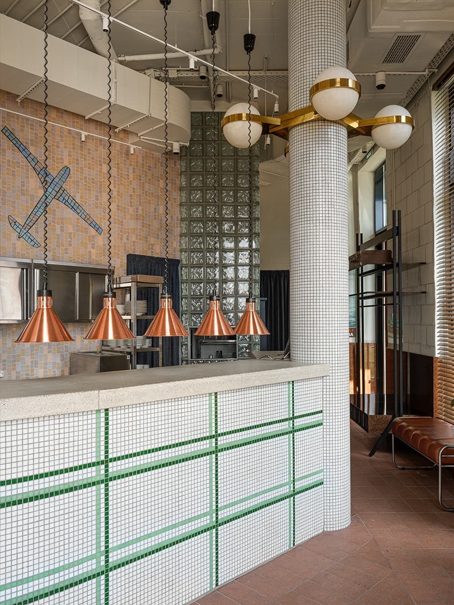 Ретро и минимализм, дихроичные световые акценты и ностальгия по СССР в кафе в Казани – проект студии Duplex