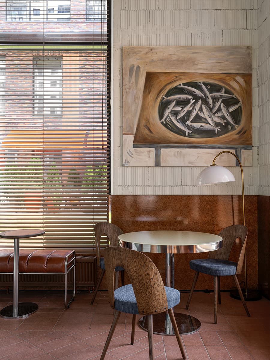 Ретро и минимализм, дихроичные световые акценты и ностальгия по СССР в кафе в Казани – проект студии Duplex