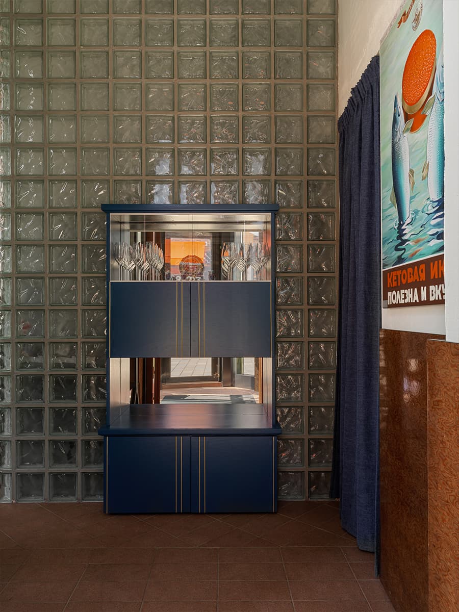 Ретро и минимализм, дихроичные световые акценты и ностальгия по СССР в кафе в Казани – проект студии Duplex