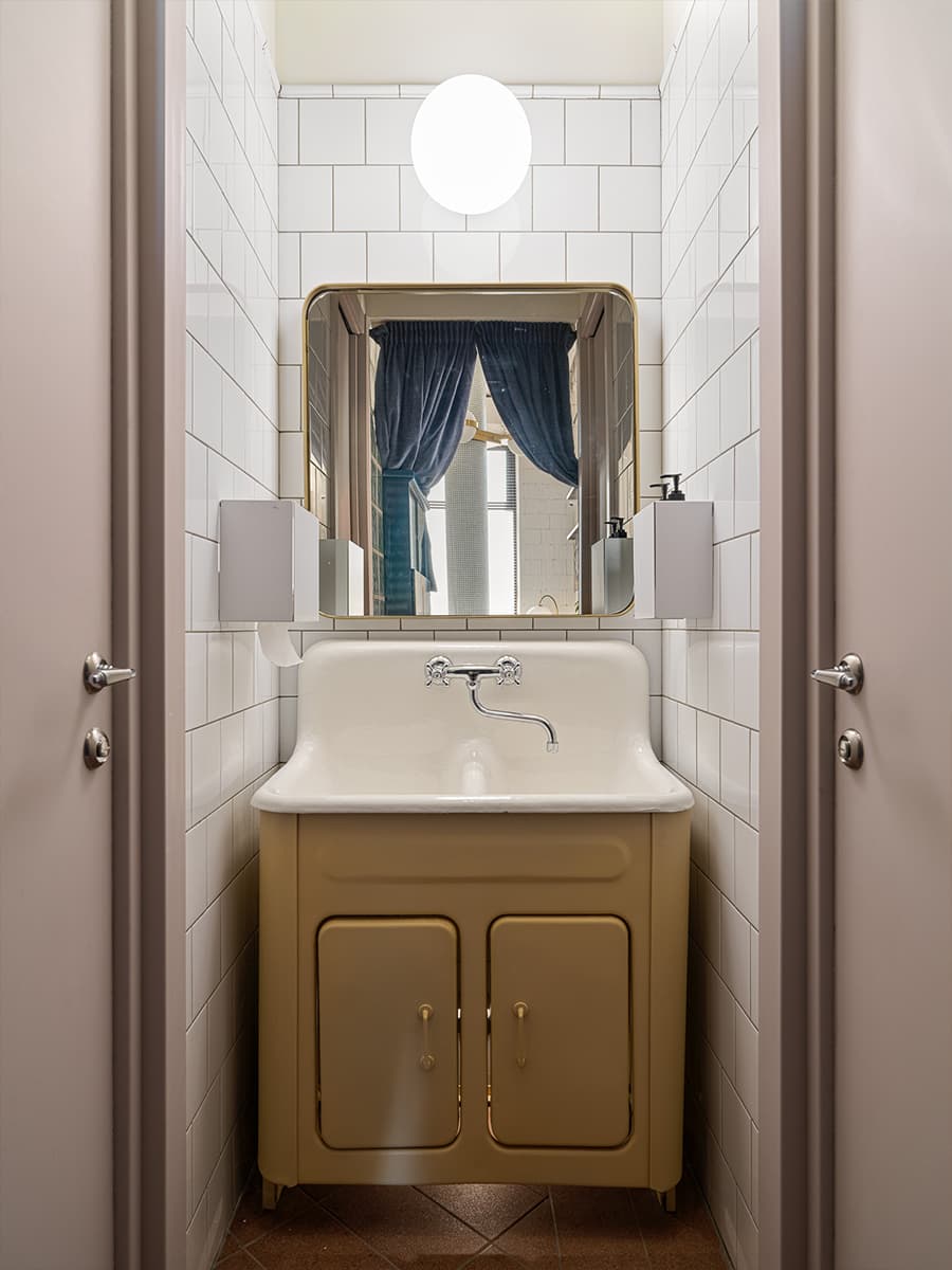 Ретро и минимализм, дихроичные световые акценты и ностальгия по СССР в кафе в Казани – проект студии Duplex