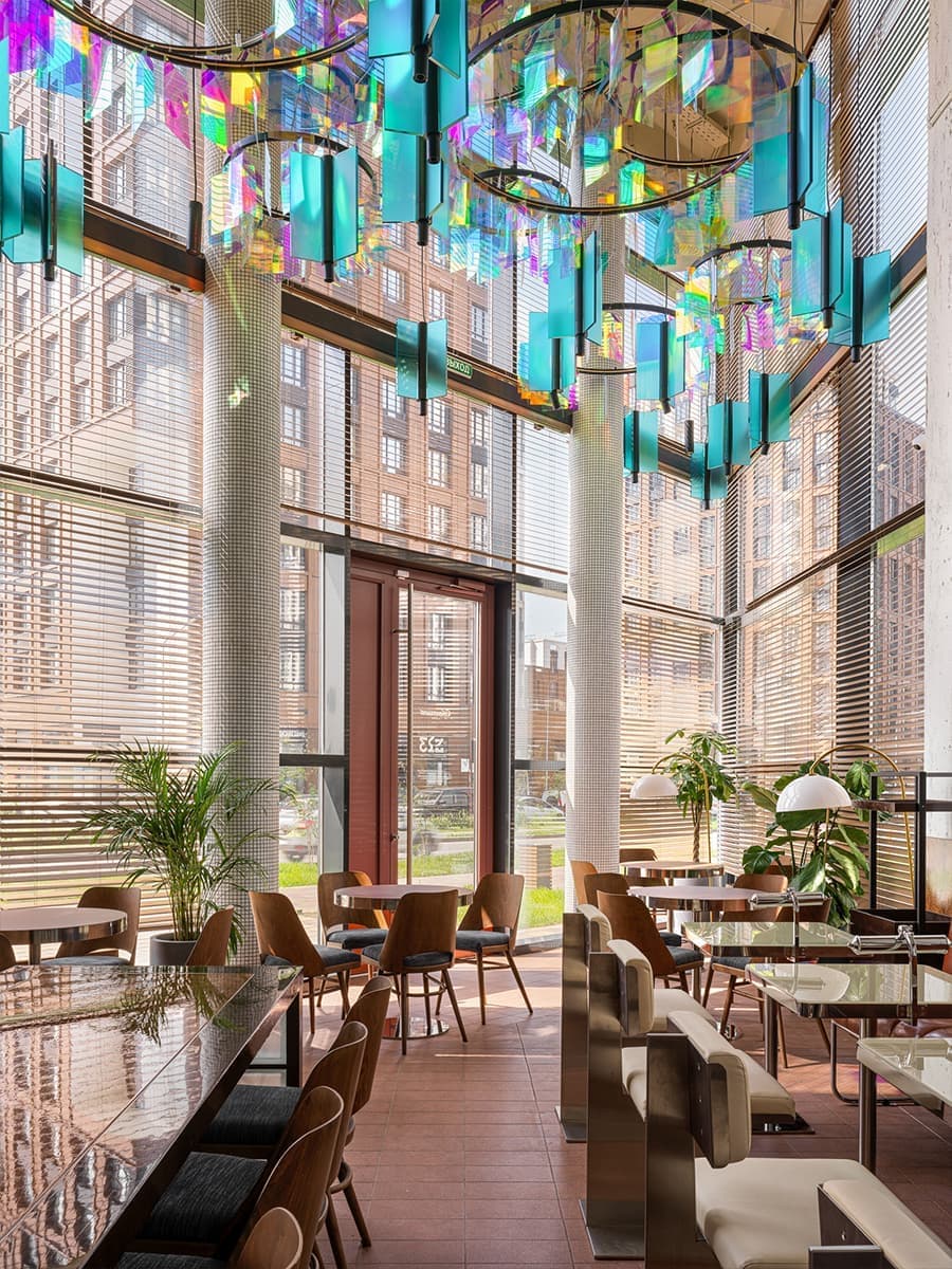 Ретро и минимализм, дихроичные световые акценты и ностальгия по СССР в кафе в Казани – проект студии Duplex