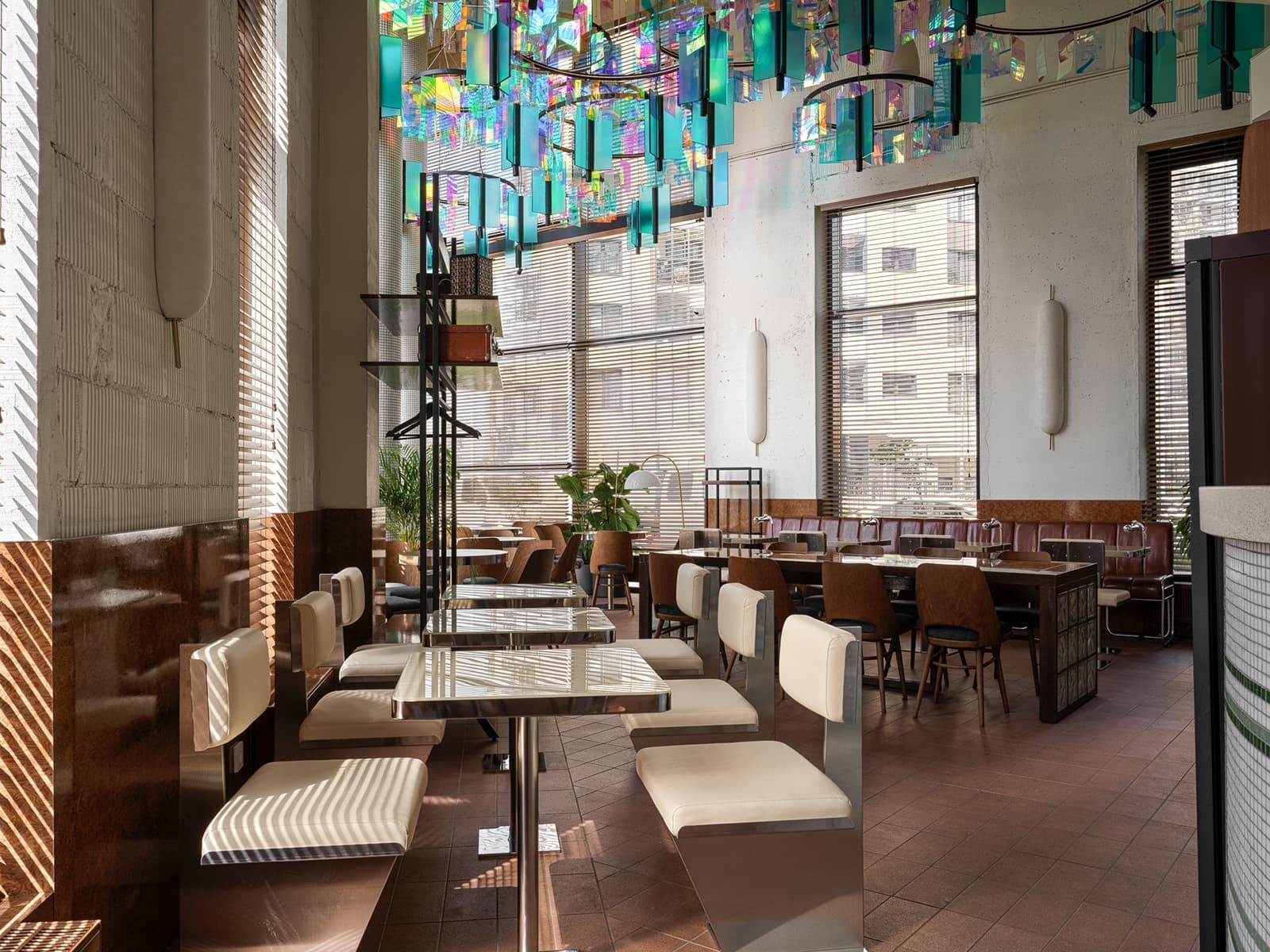 Ретро и минимализм, дихроичные световые акценты и ностальгия по СССР в кафе в Казани – проект студии Duplex