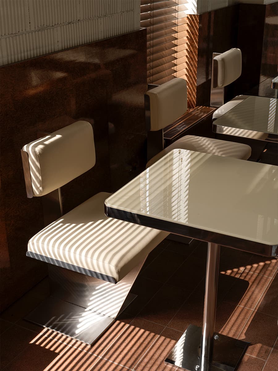 Ретро и минимализм, дихроичные световые акценты и ностальгия по СССР в кафе в Казани – проект студии Duplex