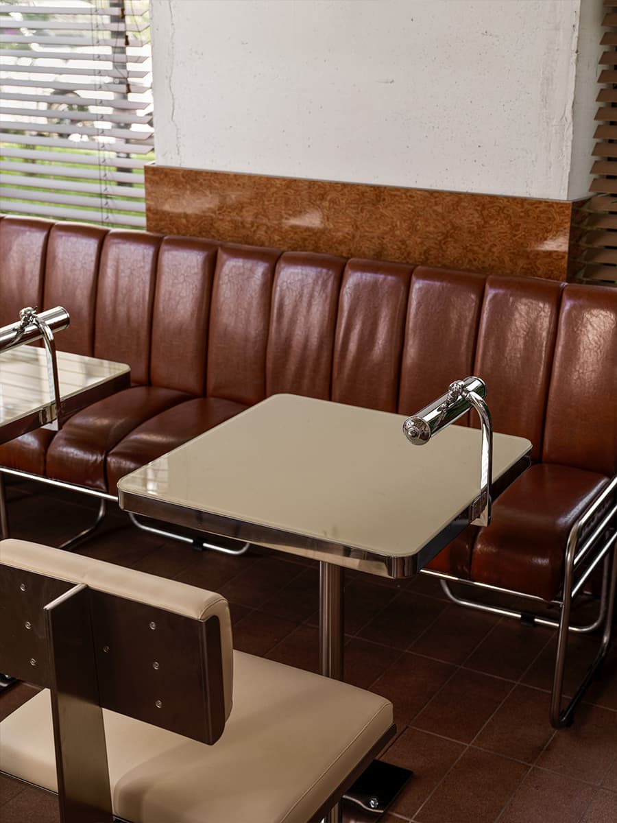 Ретро и минимализм, дихроичные световые акценты и ностальгия по СССР в кафе в Казани – проект студии Duplex