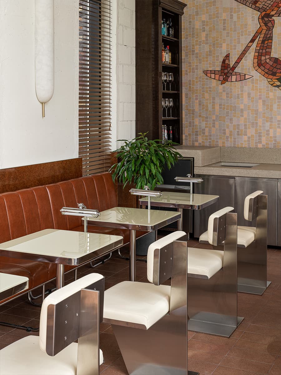 Ретро и минимализм, дихроичные световые акценты и ностальгия по СССР в кафе в Казани – проект студии Duplex