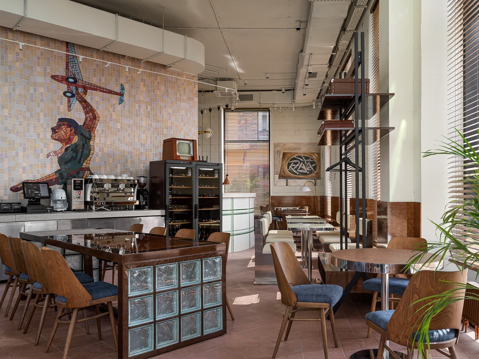 Ретро и минимализм, дихроичные световые акценты и ностальгия по СССР в кафе в Казани – проект студии Duplex