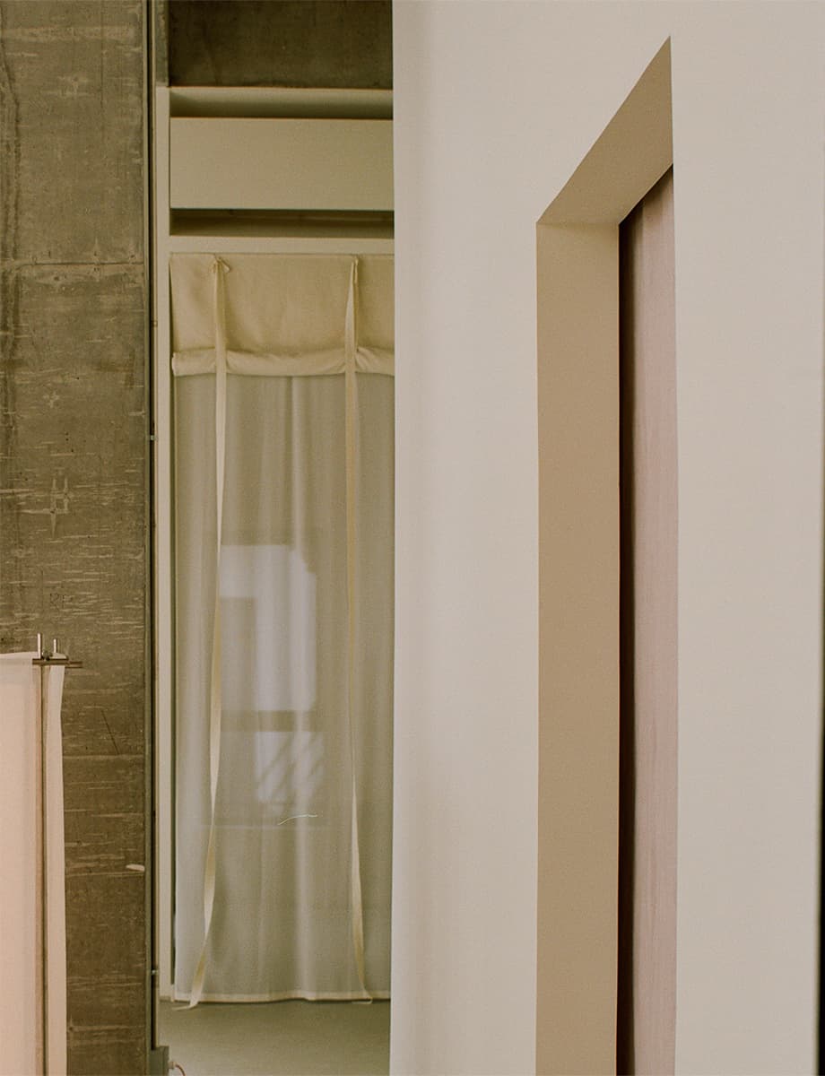 «Честные» материалы и кастомные объекты в фотоателье автопортрета на Мясницкой – проект бюро EDXXKAT