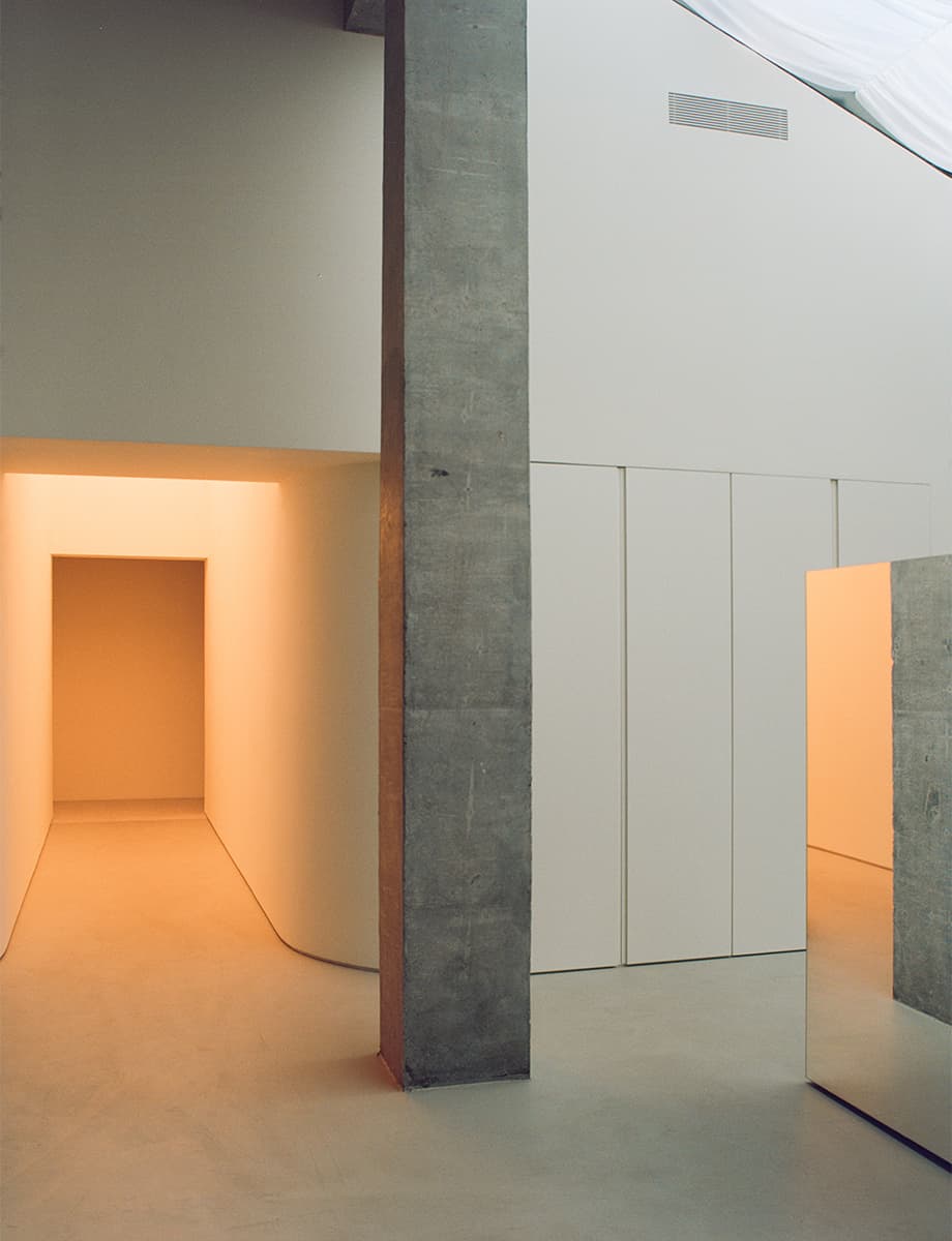 «Честные» материалы и кастомные объекты в фотоателье автопортрета на Мясницкой – проект бюро EDXXKAT