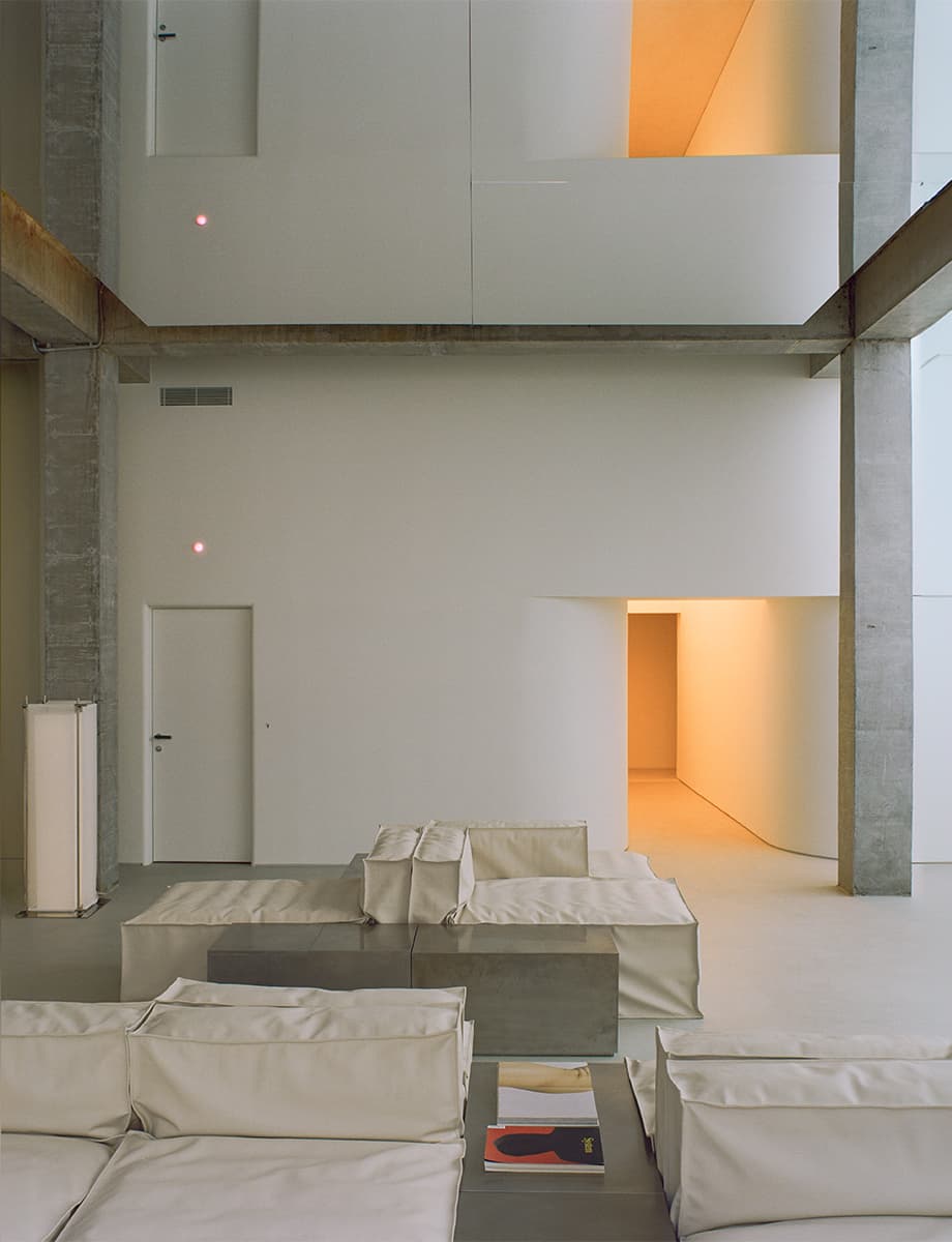 «Честные» материалы и кастомные объекты в фотоателье автопортрета на Мясницкой – проект бюро EDXXKAT