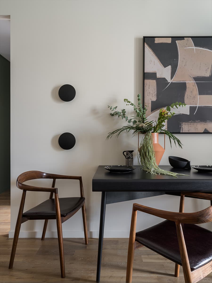 Строгая геометрия и тепло природных фактур в интерьере московской квартиры — проект студии NomadForm