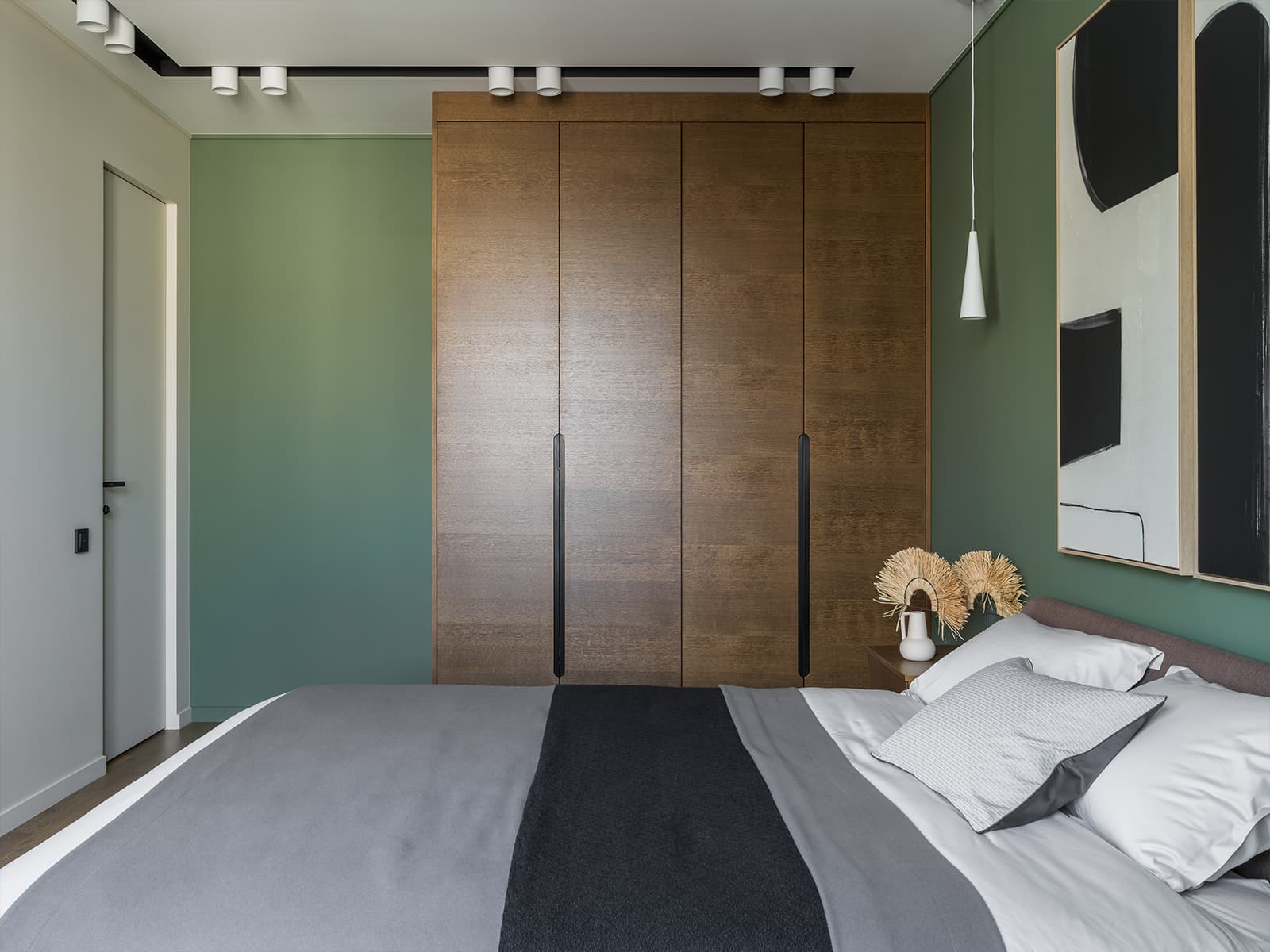 Строгая геометрия и тепло природных фактур в интерьере московской квартиры — проект студии NomadForm