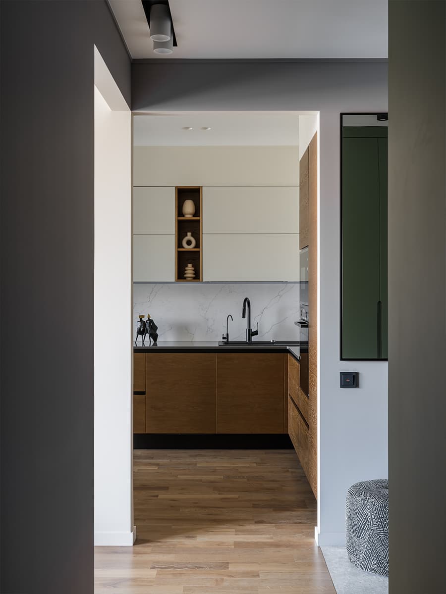 Строгая геометрия и тепло природных фактур в интерьере московской квартиры — проект студии NomadForm