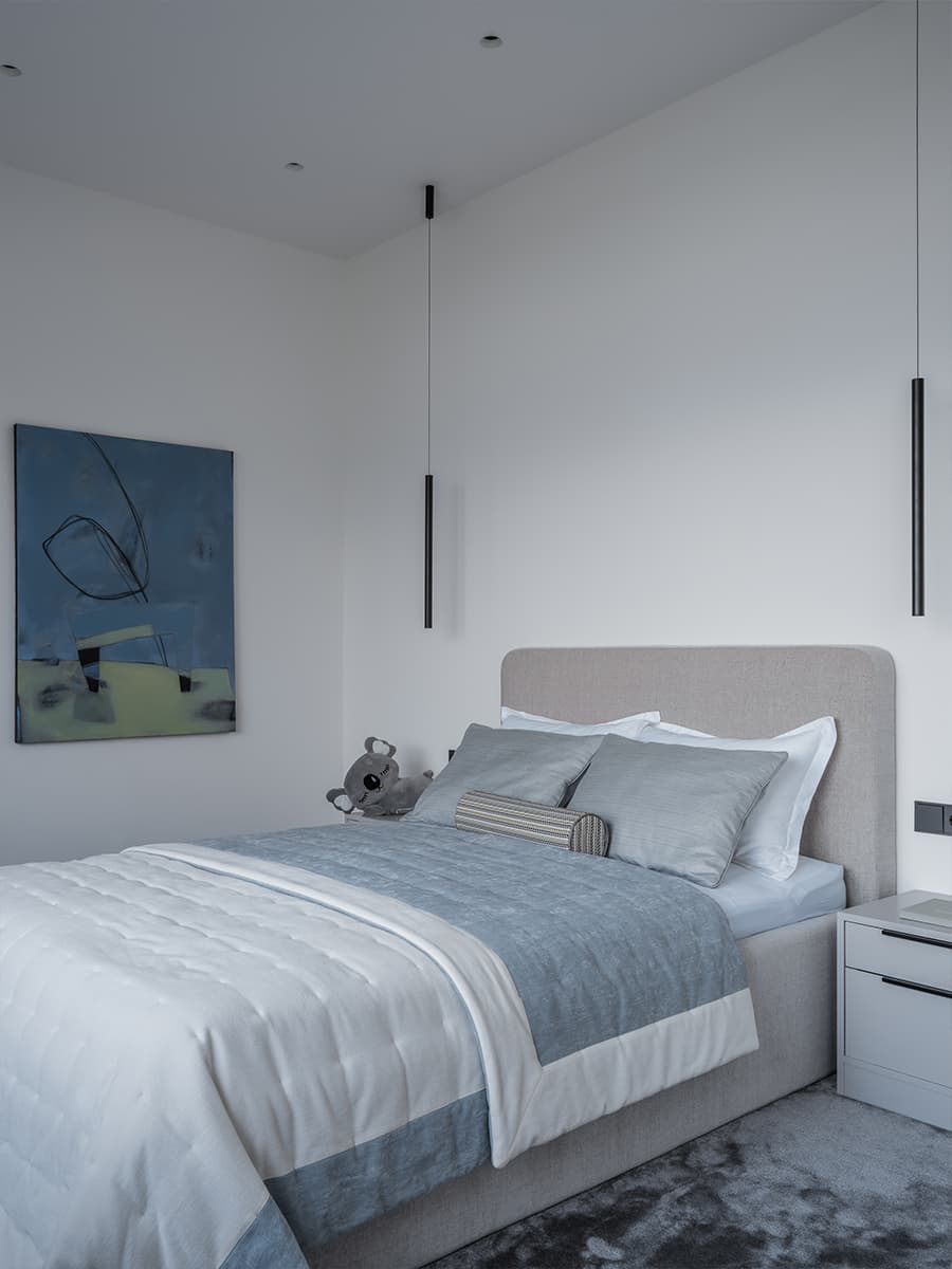 Небесно-голубые акценты и обволакивающий монохром в интерьере дома у морской бухты — проект Лали Сурмава