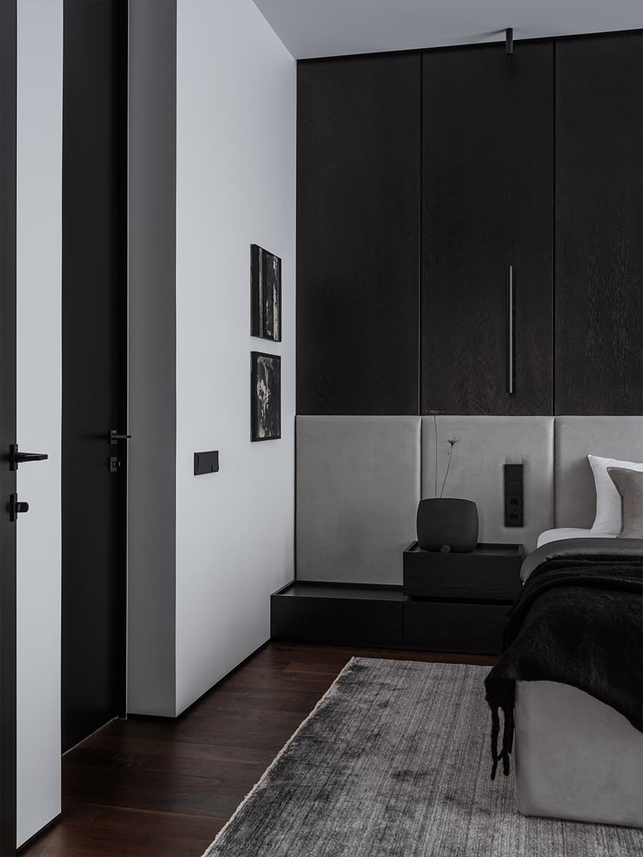 Небесно-голубые акценты и обволакивающий монохром в интерьере дома у морской бухты — проект Лали Сурмава