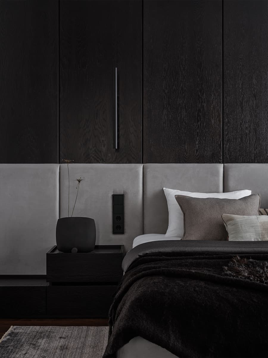 Небесно-голубые акценты и обволакивающий монохром в интерьере дома у морской бухты — проект Лали Сурмава