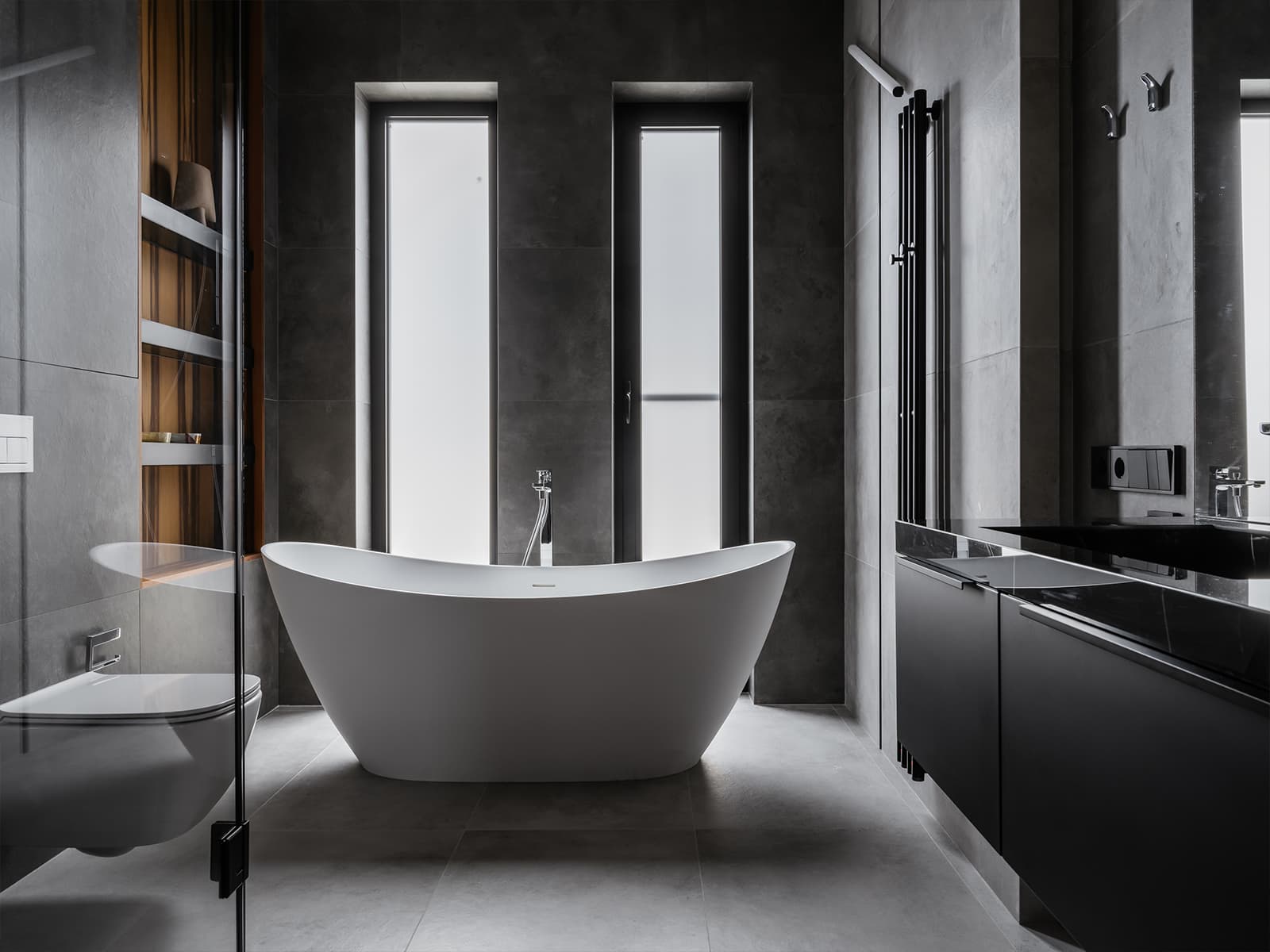 Небесно-голубые акценты и обволакивающий монохром в интерьере дома у морской бухты — проект Лали Сурмава