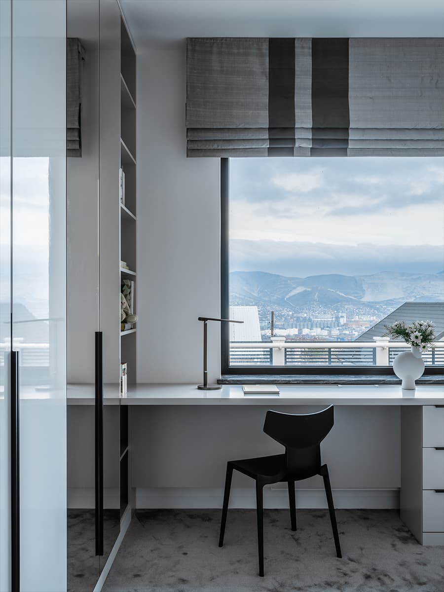 Небесно-голубые акценты и обволакивающий монохром в интерьере дома у морской бухты — проект Лали Сурмава