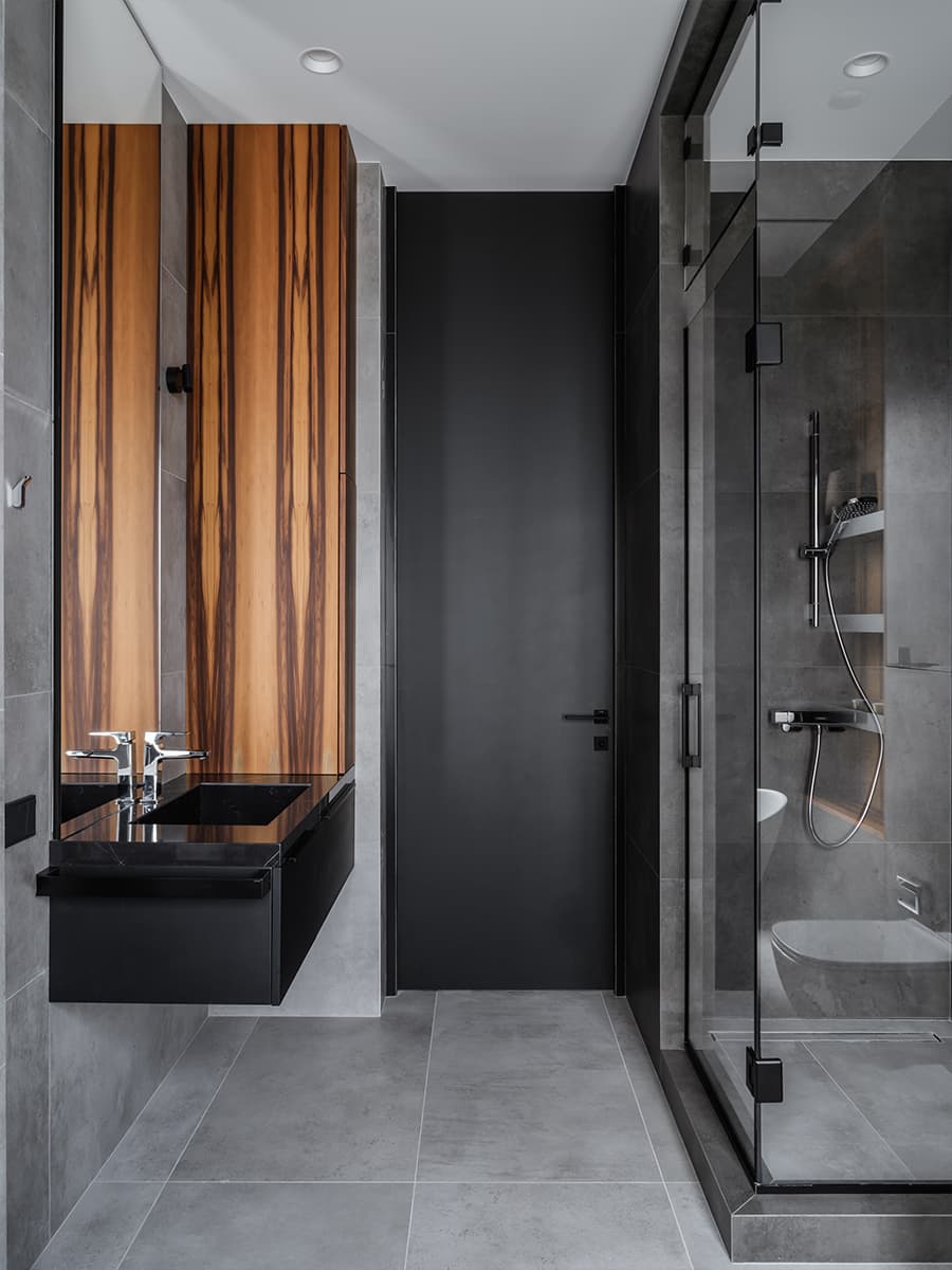 Небесно-голубые акценты и обволакивающий монохром в интерьере дома у морской бухты — проект Лали Сурмава