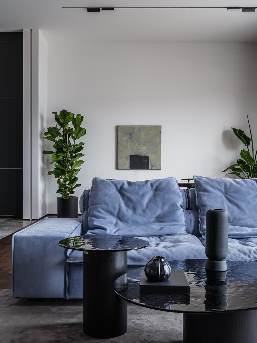 Небесно-голубые акценты и обволакивающий монохром в интерьере дома у морской бухты — проект Лали Сурмава