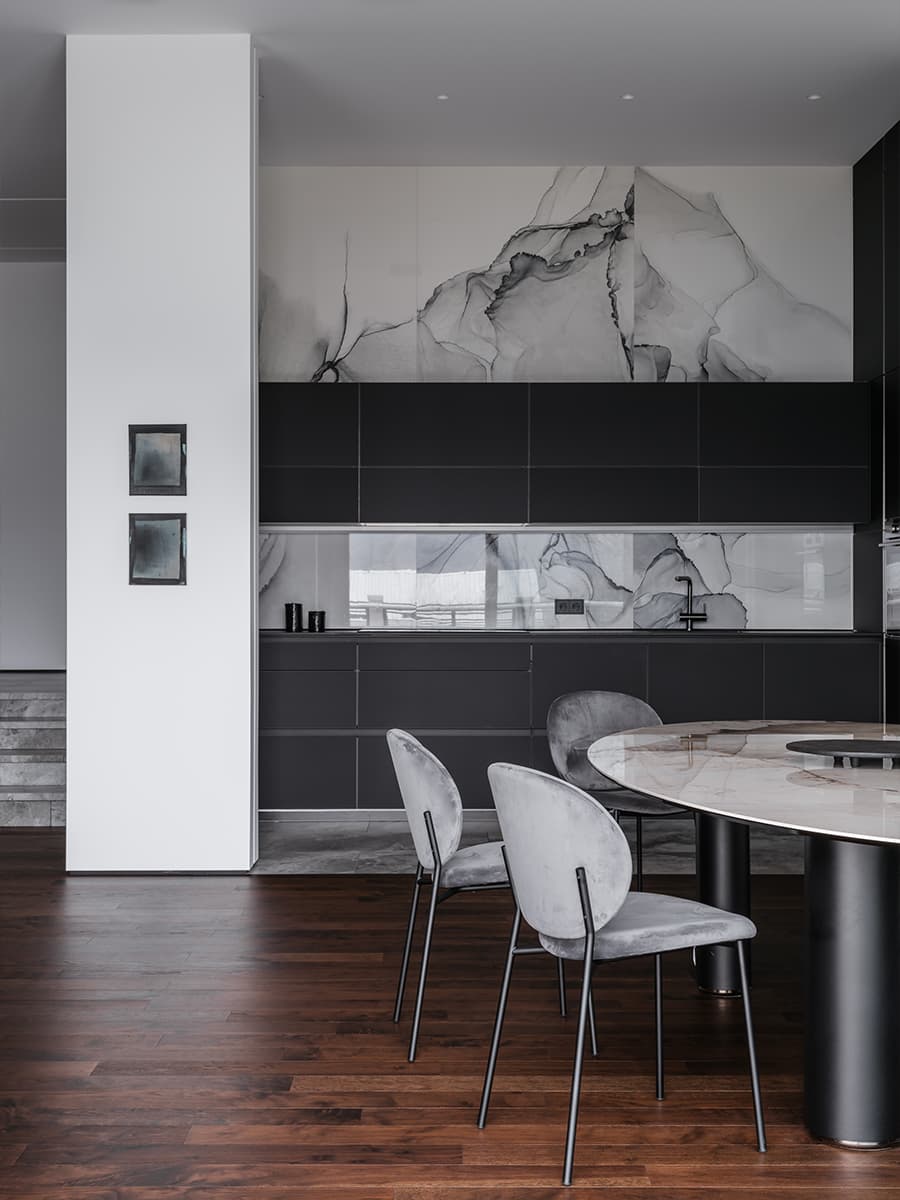 Небесно-голубые акценты и обволакивающий монохром в интерьере дома у морской бухты — проект Лали Сурмава