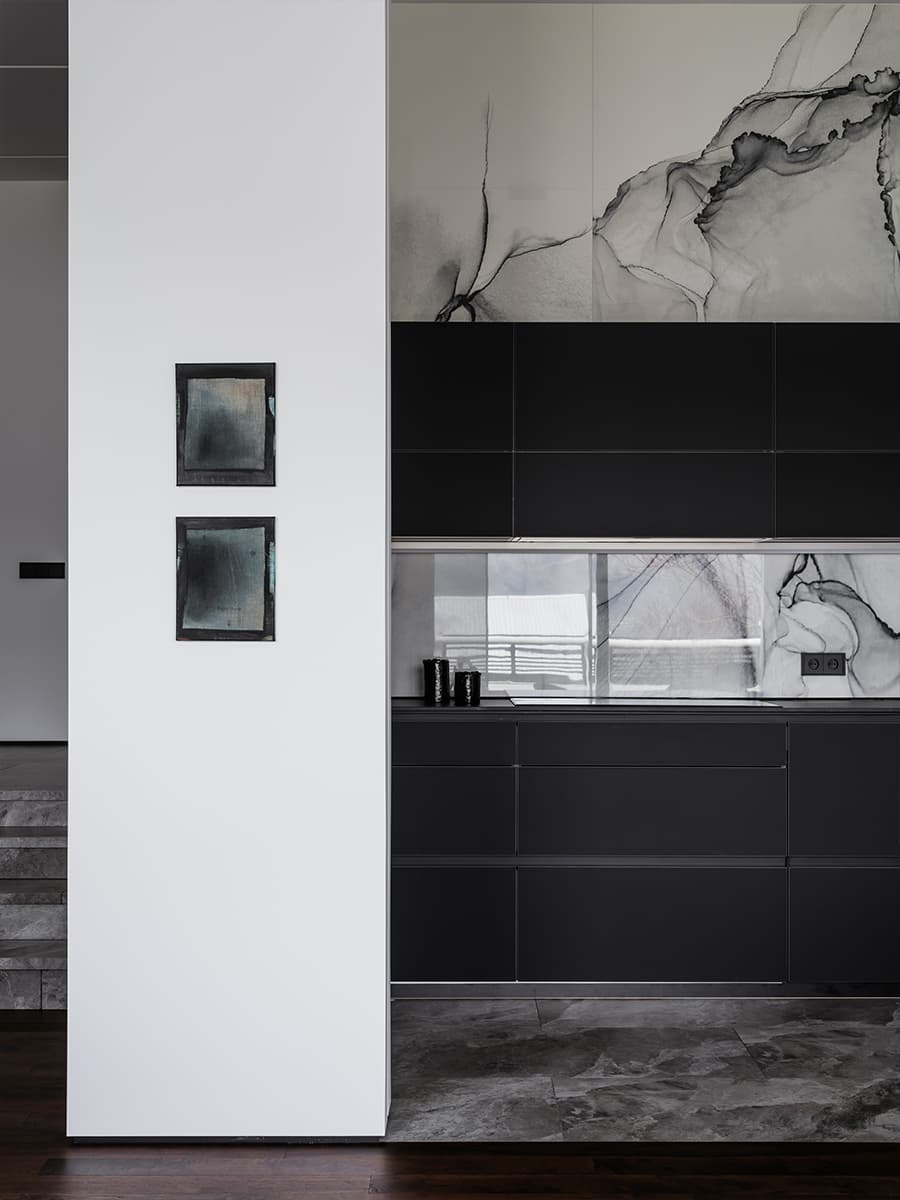 Небесно-голубые акценты и обволакивающий монохром в интерьере дома у морской бухты — проект Лали Сурмава