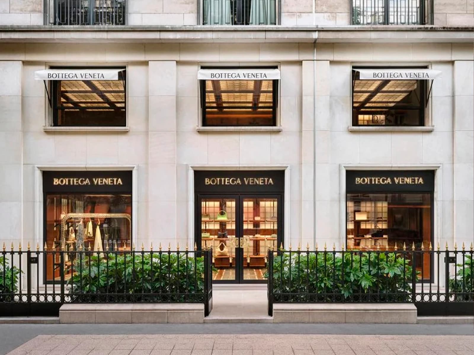 Тысячи стеклянных блоков и узнаваемое плетение из кожи в парижском шоуруме Bottega Veneta — проект Матье Блази