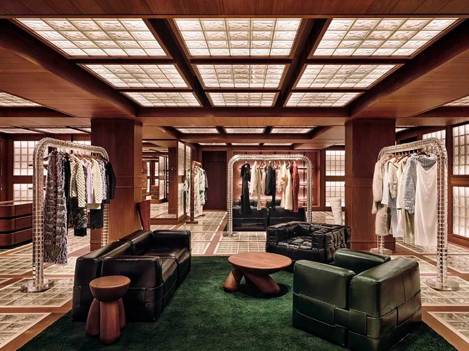 Тысячи стеклянных блоков и узнаваемое плетение из кожи в парижском шоуруме Bottega Veneta — проект Матье Блази