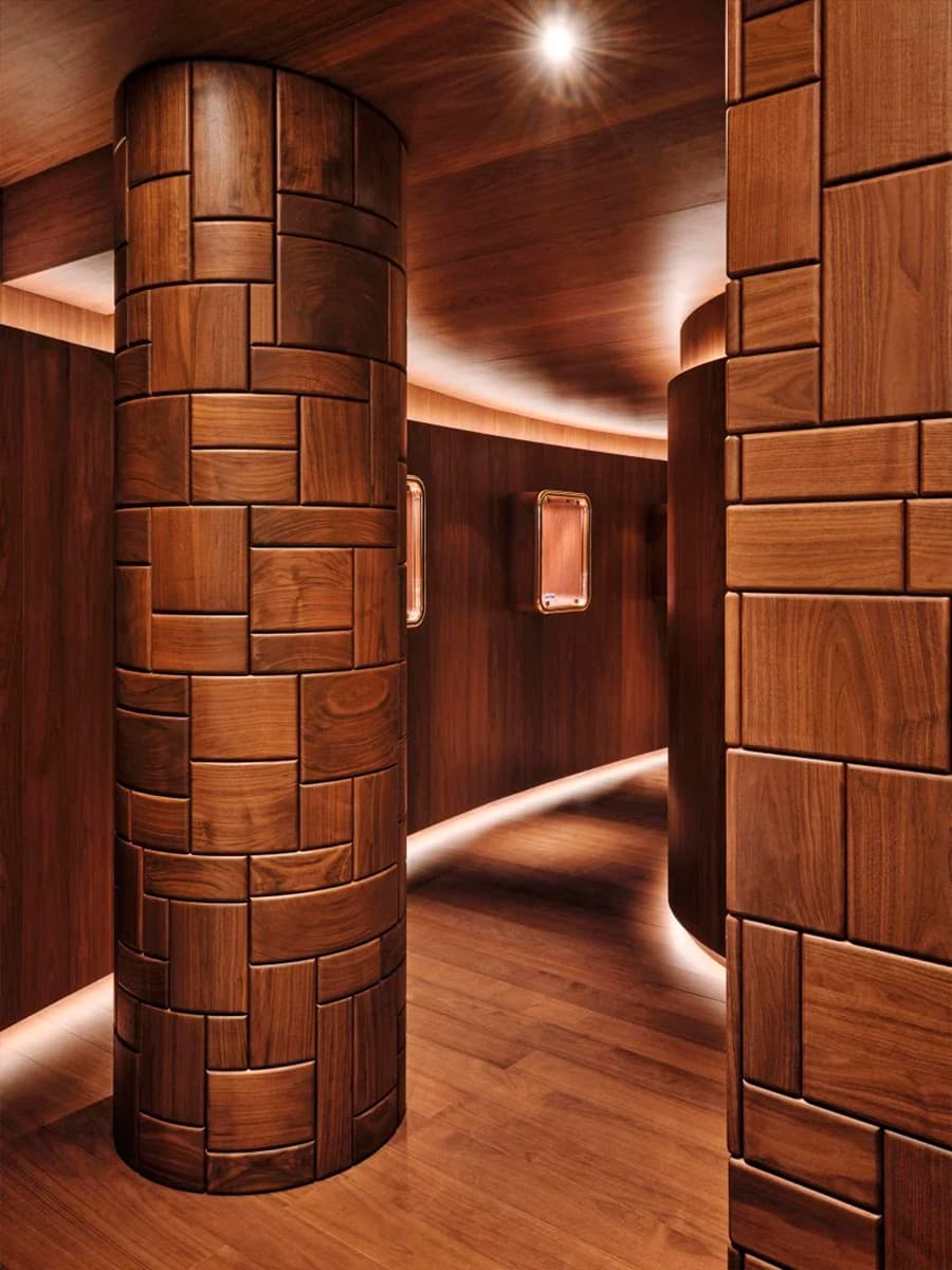 Тысячи стеклянных блоков и узнаваемое плетение из кожи в парижском шоуруме Bottega Veneta — проект Матье Блази