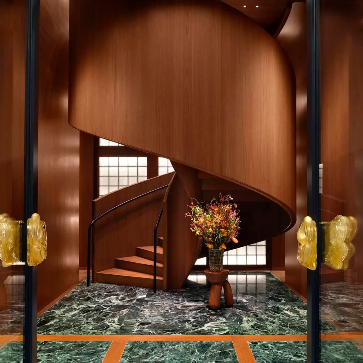 Тысячи стеклянных блоков и узнаваемое плетение из кожи в парижском шоуруме Bottega Veneta — проект Матье Блази