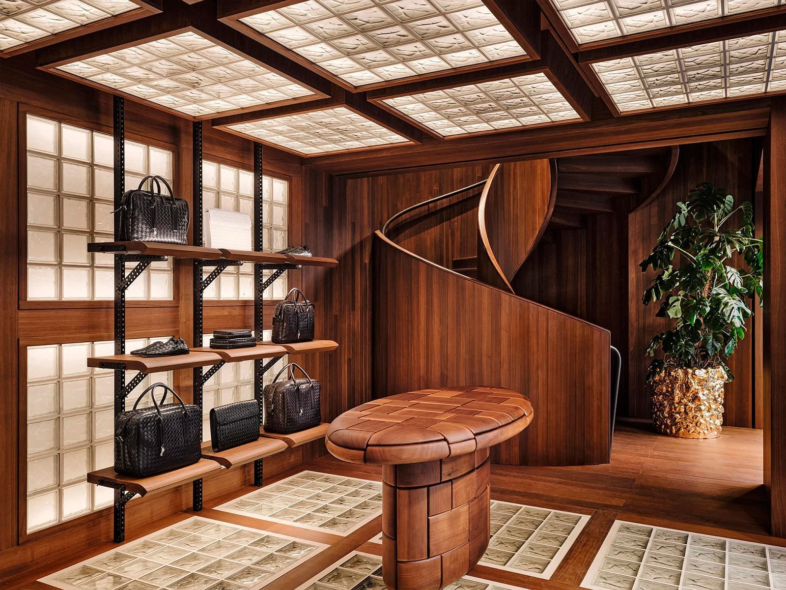 Тысячи стеклянных блоков и узнаваемое плетение из кожи в парижском шоуруме Bottega Veneta — проект Матье Блази