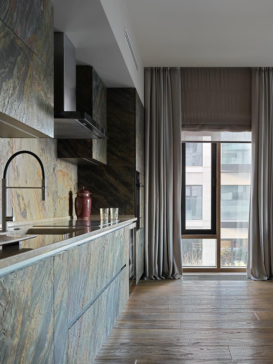 Плавные узоры мрамора и сланца в интерьере семейной квартиры — проект Анастасии Марченковой