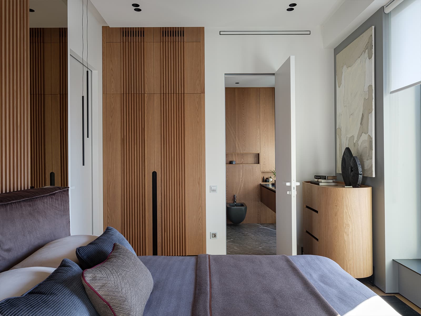 Спальня с акцентной стеной и графичные жалюзи в интерьере квартиры для взрослой пары — проект Светланы Ремизовой