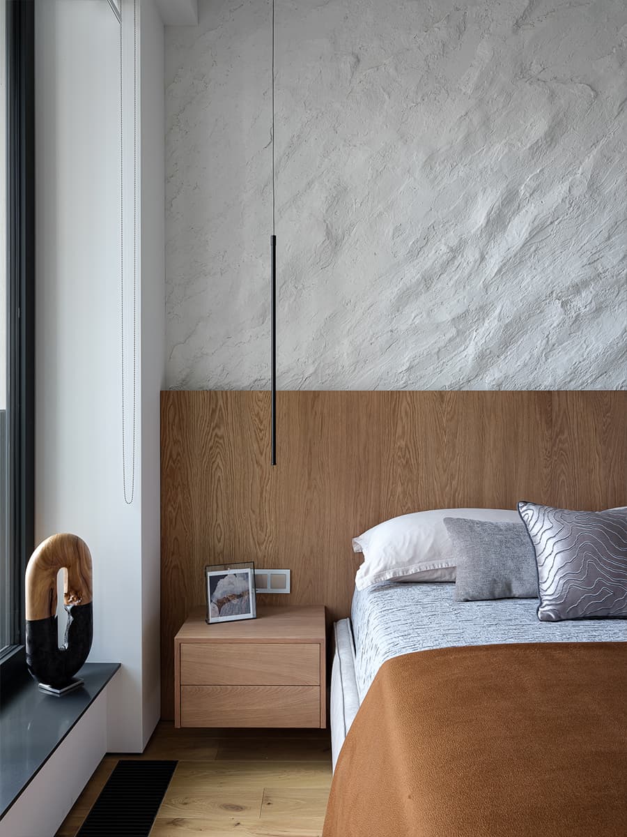 Спальня с акцентной стеной и графичные жалюзи в интерьере квартиры для взрослой пары — проект Светланы Ремизовой