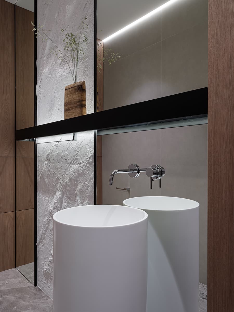 Спальня с акцентной стеной и графичные жалюзи в интерьере квартиры для взрослой пары — проект Светланы Ремизовой