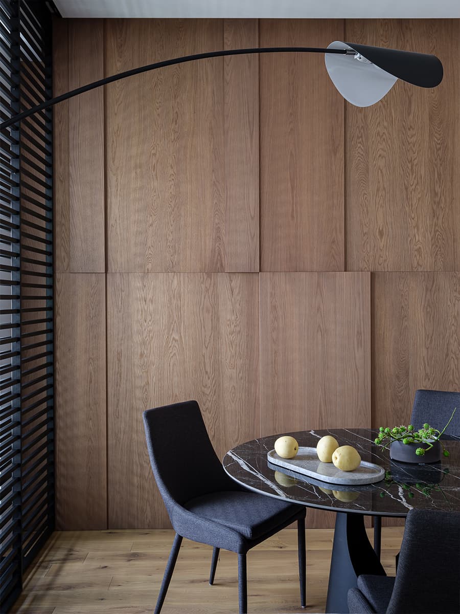 Спальня с акцентной стеной и графичные жалюзи в интерьере квартиры для взрослой пары — проект Светланы Ремизовой