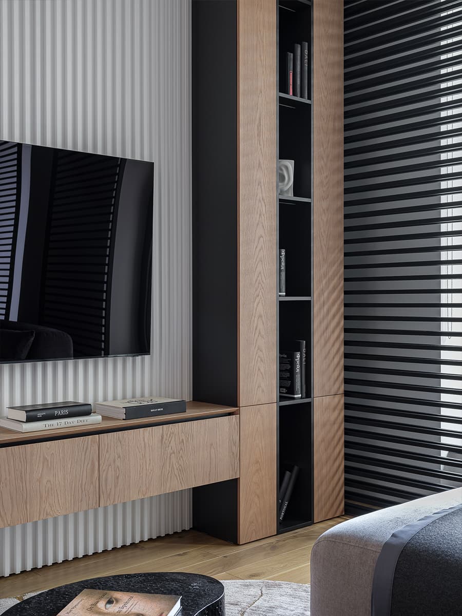 Спальня с акцентной стеной и графичные жалюзи в интерьере квартиры для взрослой пары — проект Светланы Ремизовой