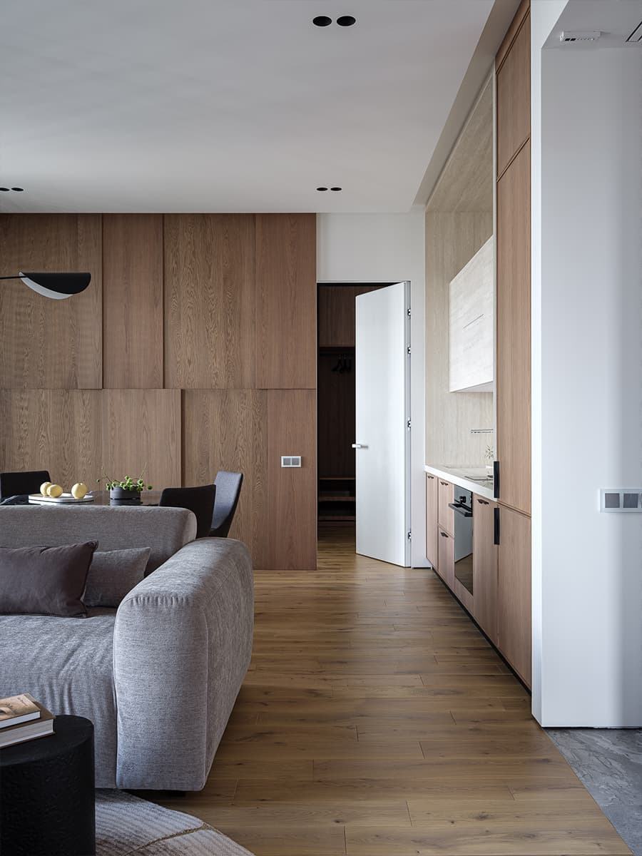 Спальня с акцентной стеной и графичные жалюзи в интерьере квартиры для взрослой пары — проект Светланы Ремизовой