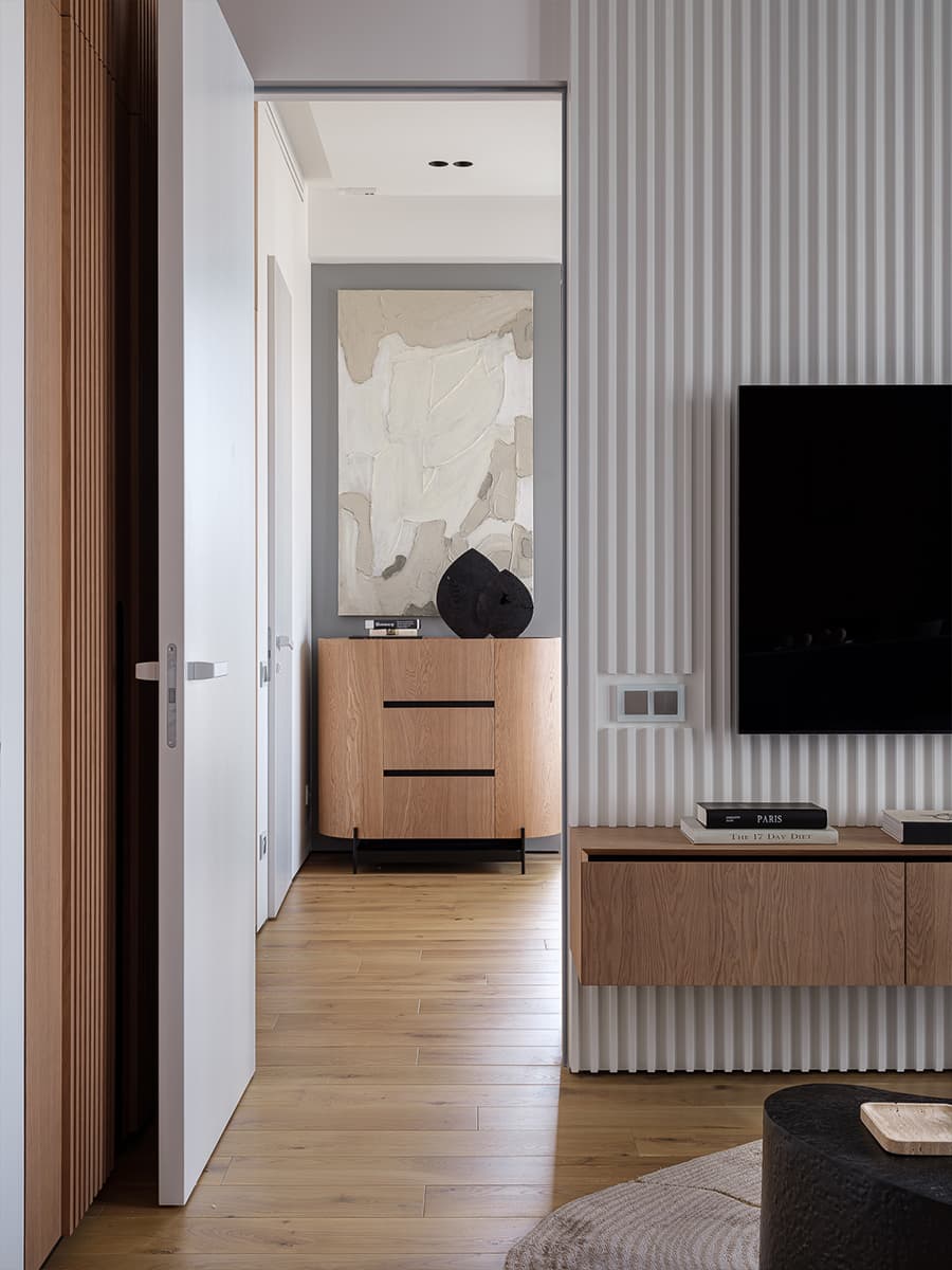 Спальня с акцентной стеной и графичные жалюзи в интерьере квартиры для взрослой пары — проект Светланы Ремизовой