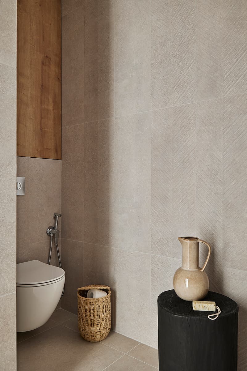 Оттенки солнца и фактуры древесины в интерьере квартиры для продажи — проект Алины Мармыш