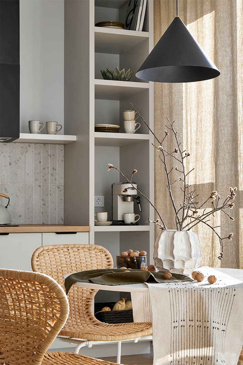 Оттенки солнца и фактуры древесины в интерьере квартиры для продажи — проект Алины Мармыш