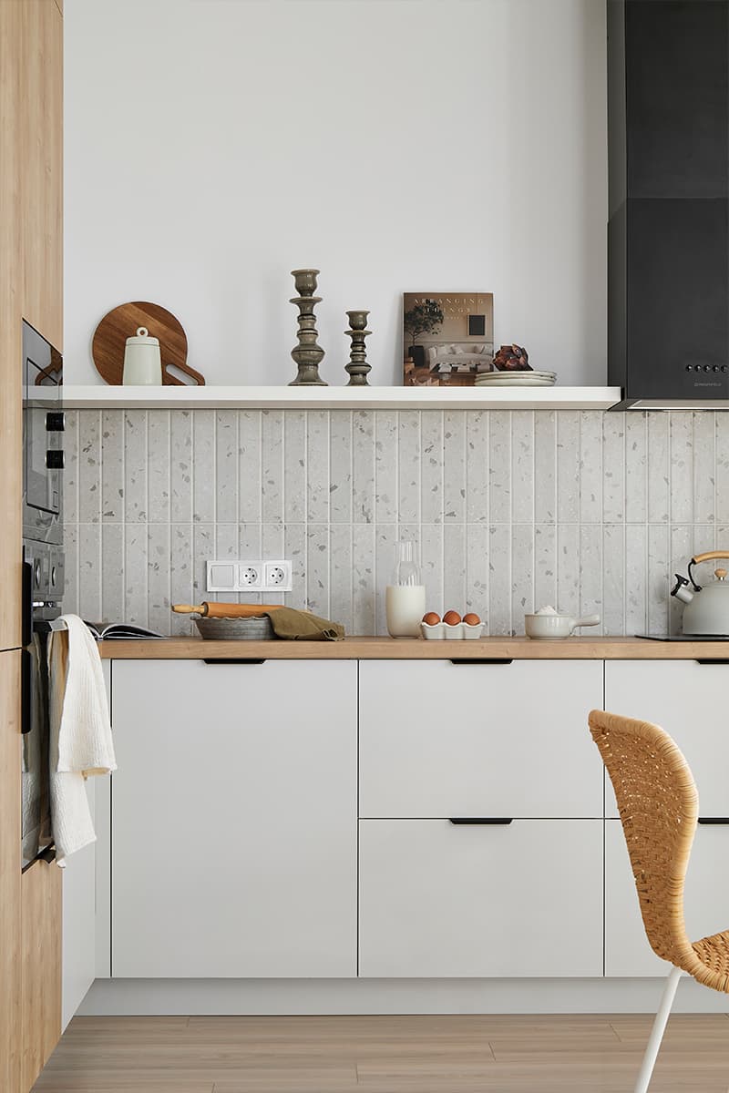 Оттенки солнца и фактуры древесины в интерьере квартиры для продажи — проект Алины Мармыш