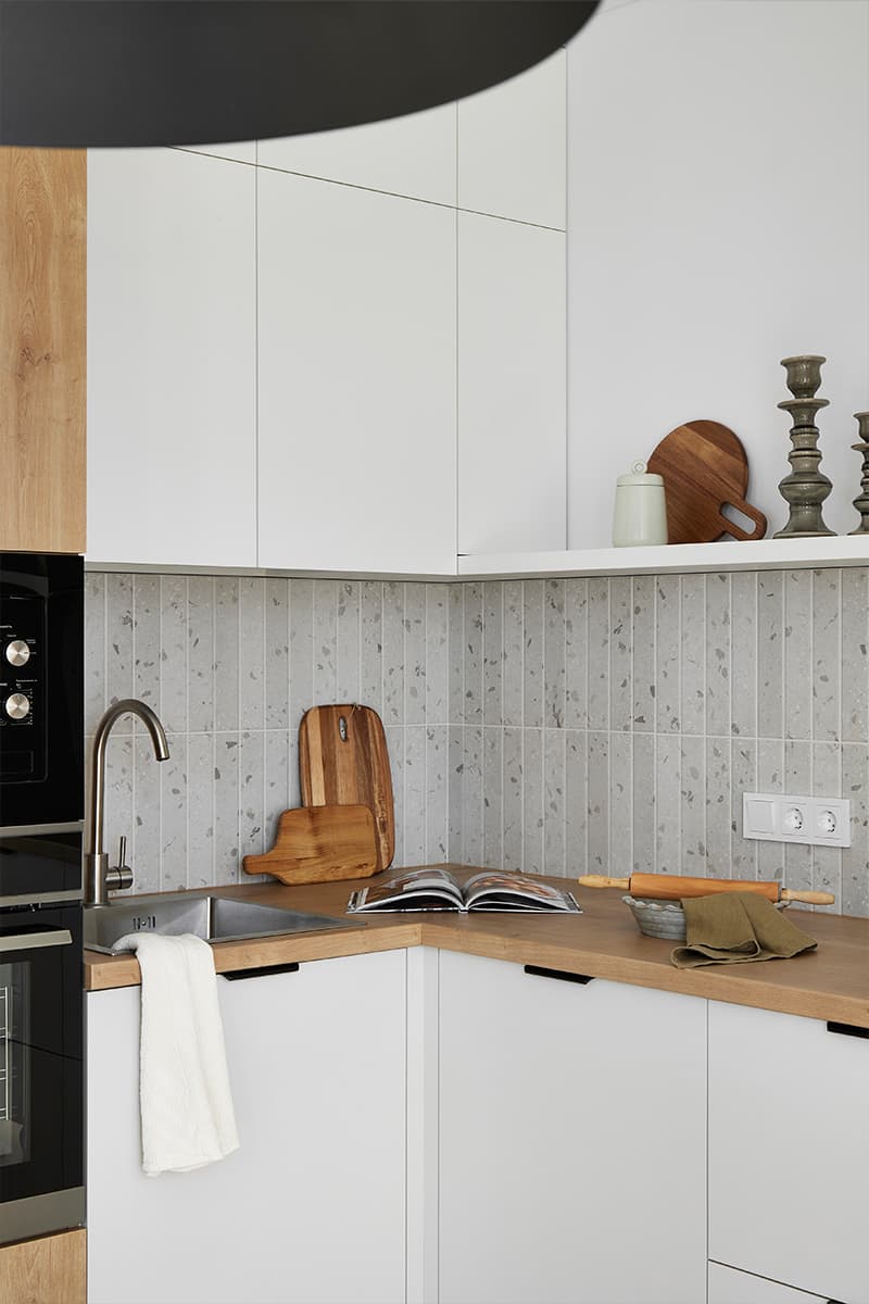 Оттенки солнца и фактуры древесины в интерьере квартиры для продажи — проект Алины Мармыш